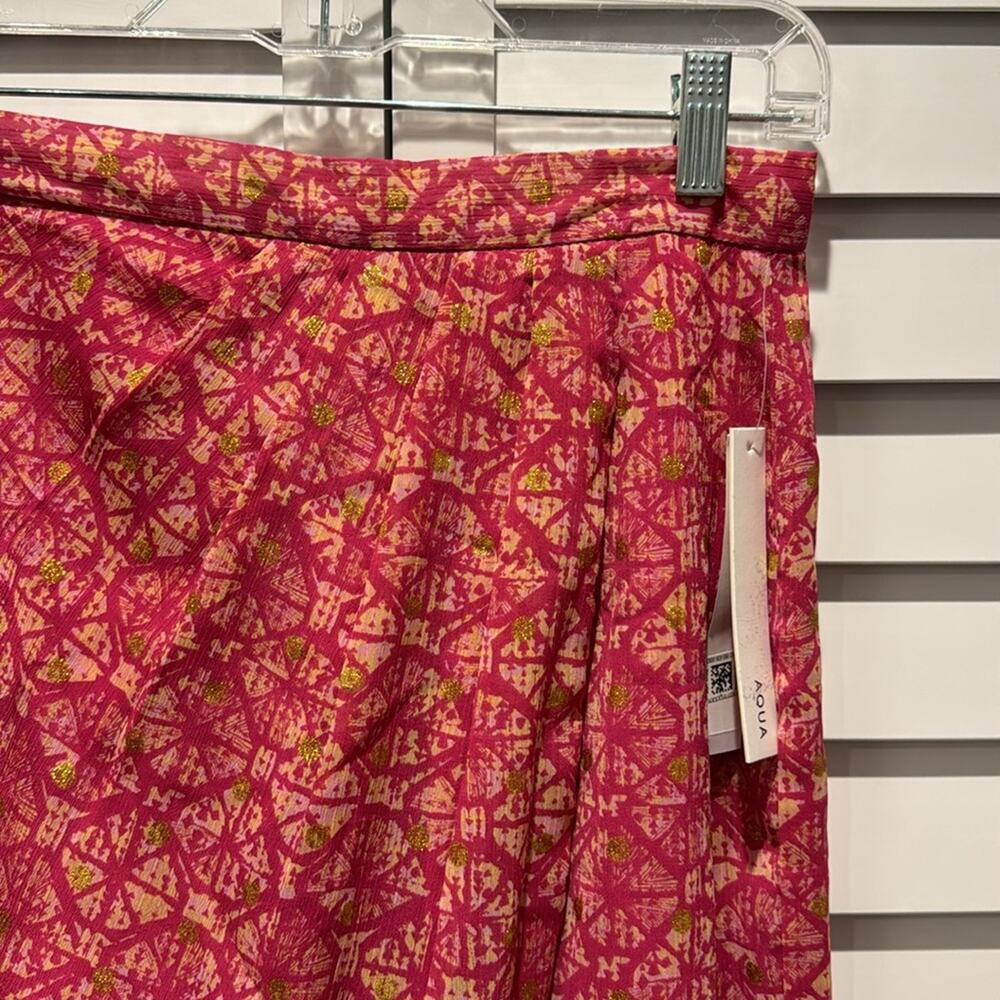 Aqua NWT Pink/ Gold Metallic printed lined Wrap Skirt size M. 100% Polyester. - Picture 5 of 10
